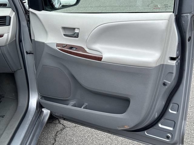 Used 2012 Toyota Sienna XLE w/ Entertainment Pkg AWD/4WD image 8