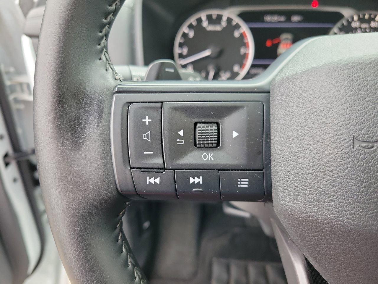 Used 2025 Nissan Rogue SV image 20