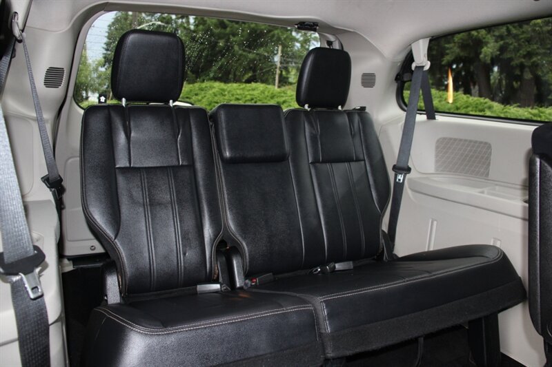 Used 2014 Chrysler Town & Country Touring FWD image 17
