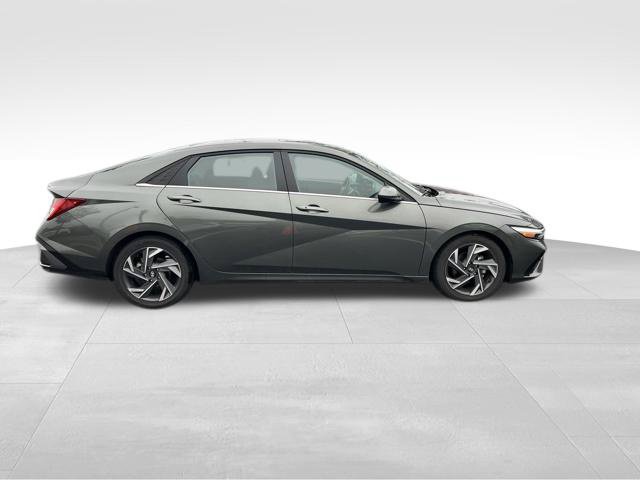 Used 2025 Hyundai Elantra SEL FWD image 8