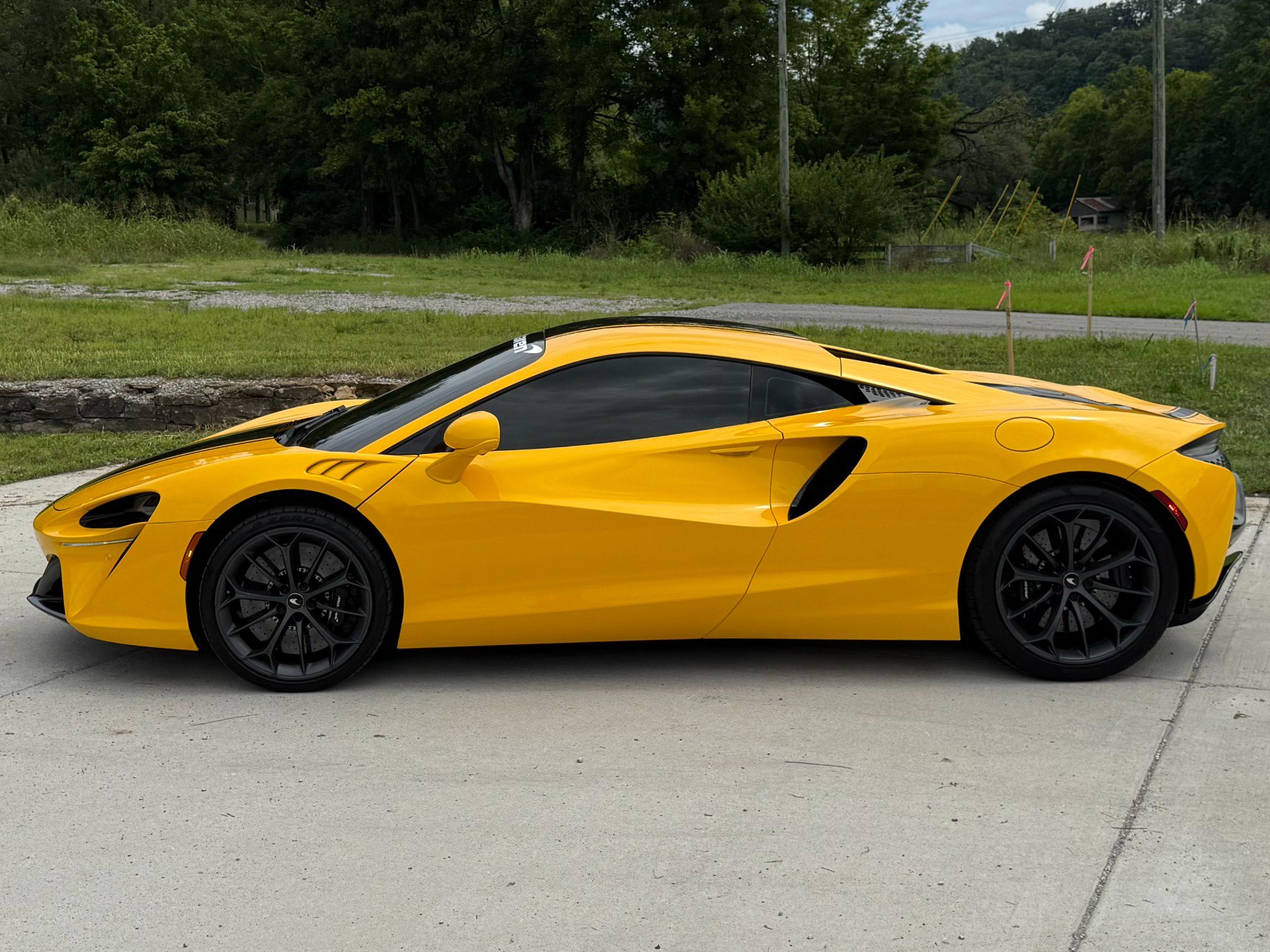 Used 2024 McLaren Artura RWD image 12