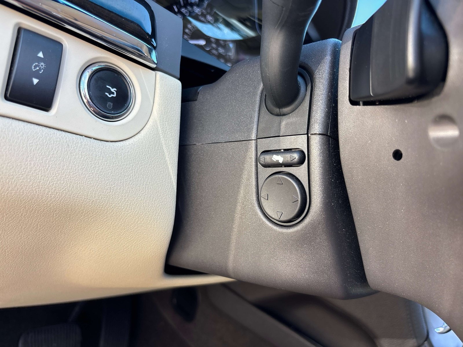 Used 2013 Lincoln MKS AWD image 17