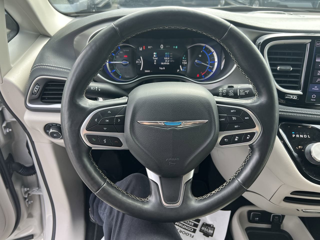 Used 2021 Chrysler Pacifica Touring-L FWD image 17