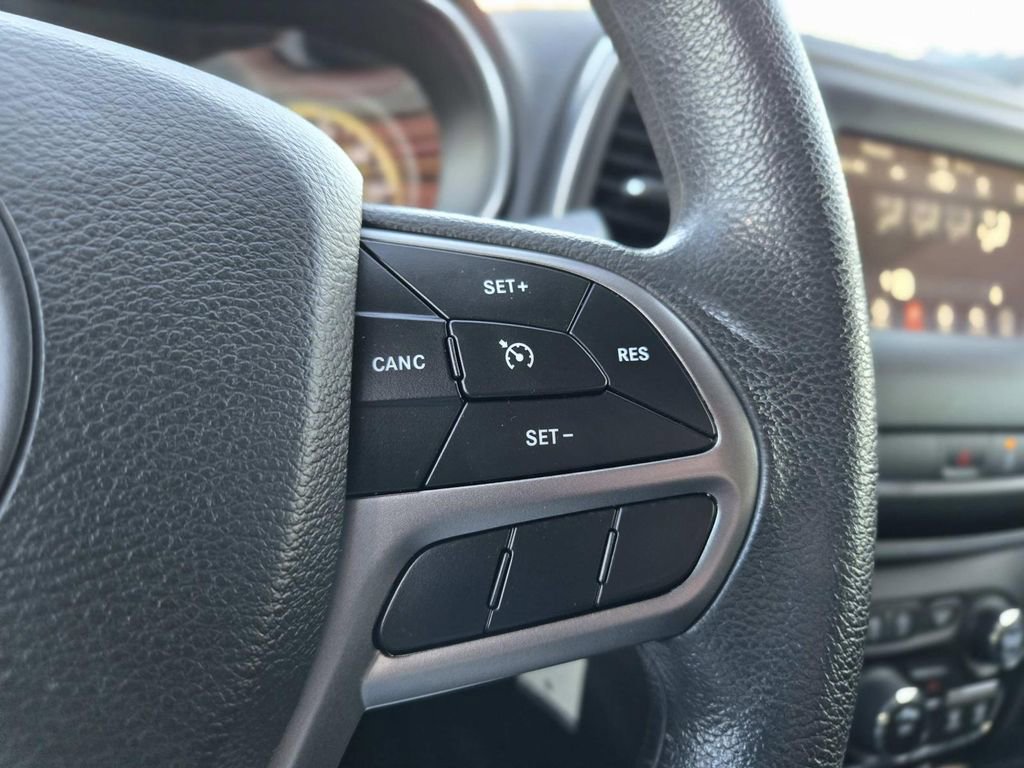 Used 2021 Jeep Cherokee Latitude image 22