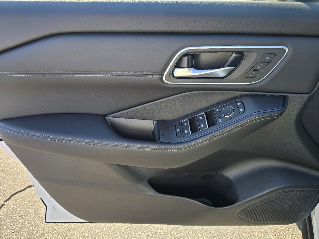 New 2026 Nissan Rogue Platinum image 9