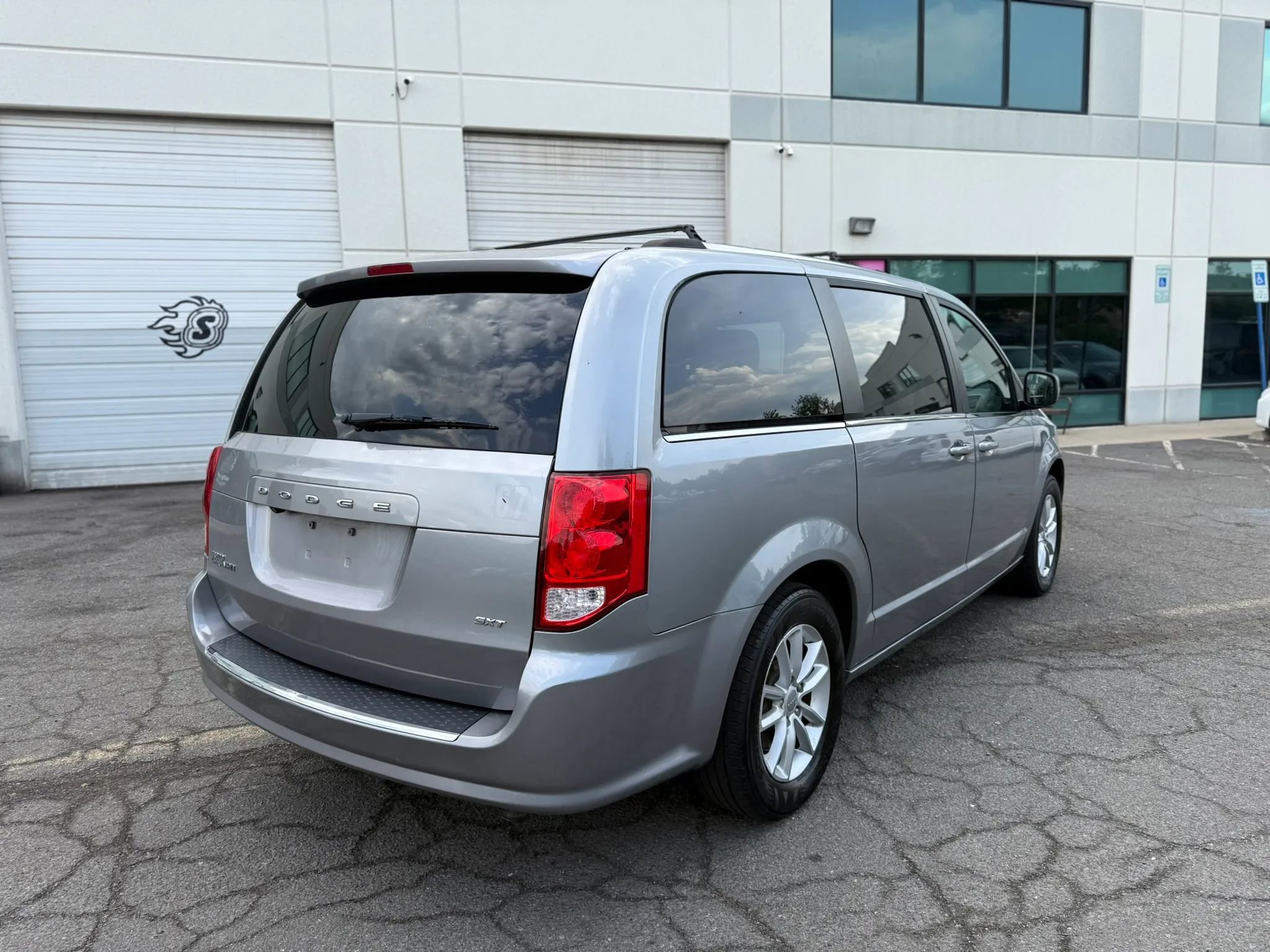 Used 2018 Dodge Grand Caravan SXT FWD image 3