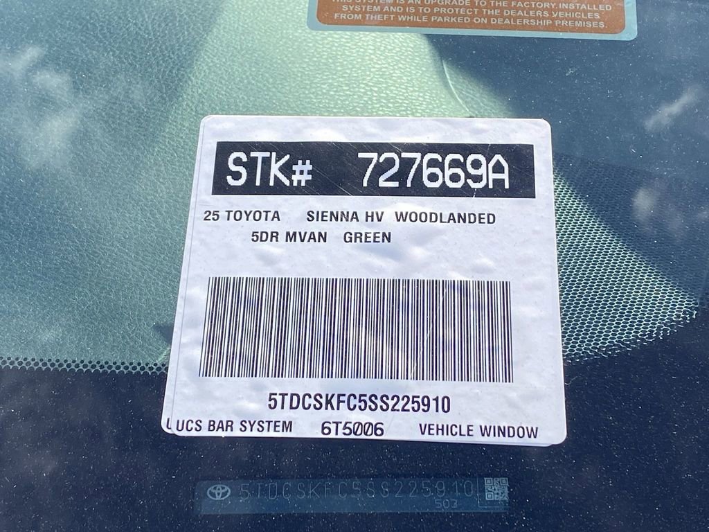 Certified 2025 Toyota Sienna XLE Woodland Edition image 39