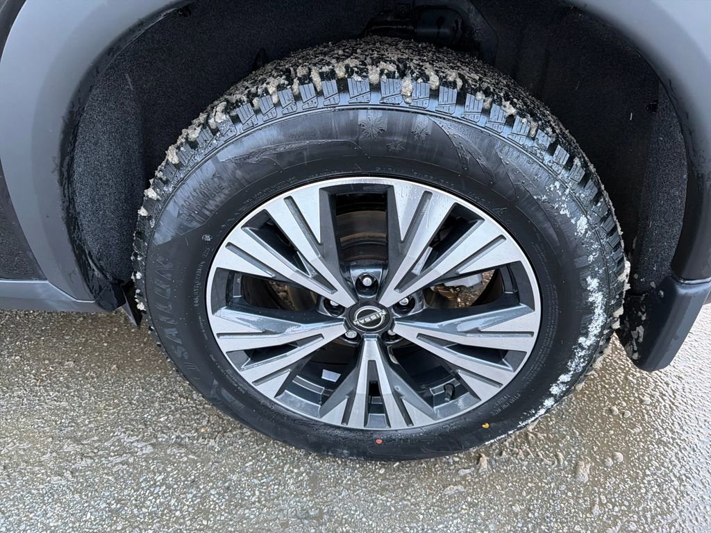 Used 2023 Nissan Rogue SV w/ SV Premium B Package image 12