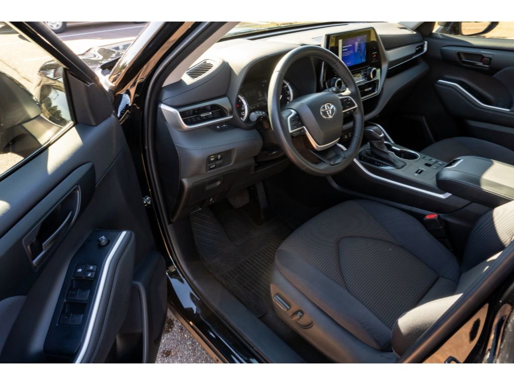 Used 2023 Toyota Highlander LE image 9