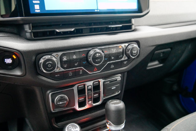 Used 2025 Jeep Gladiator Sport AWD/4WD image 15