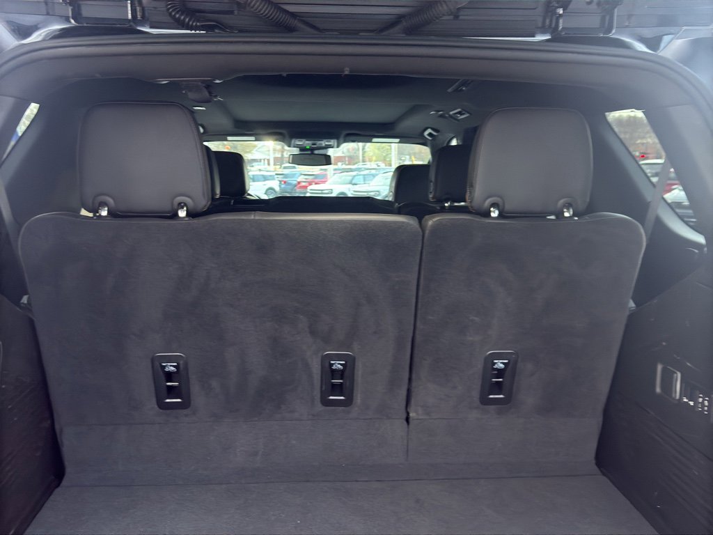 Used 2024 GMC Yukon AT4 w/ Technology Package image 9