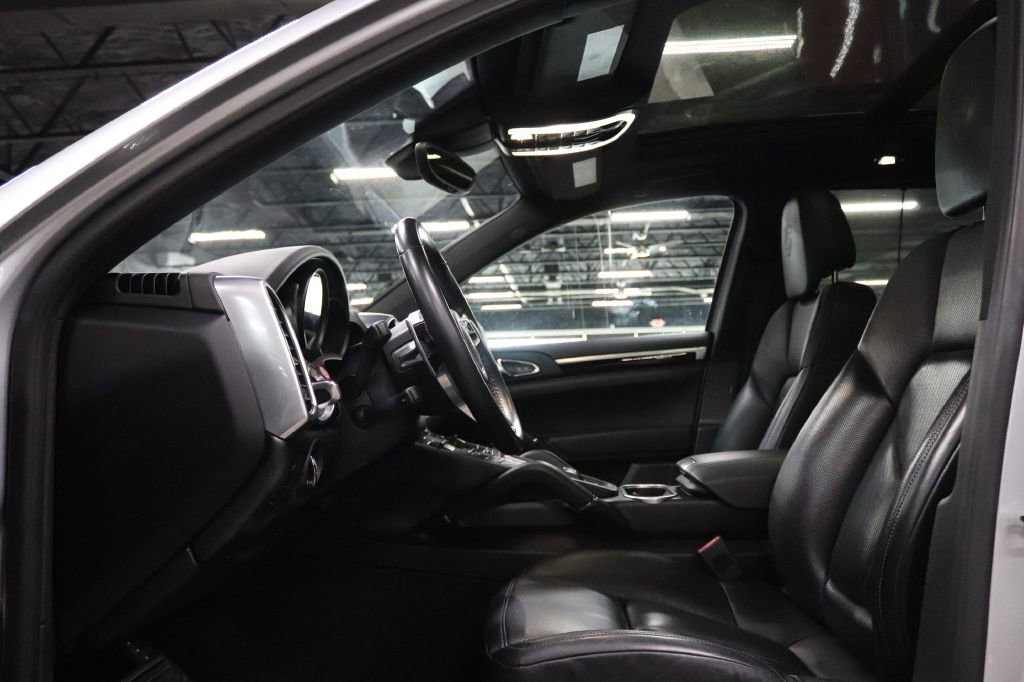 Used 2017 Porsche Cayenne S Platinum image 10