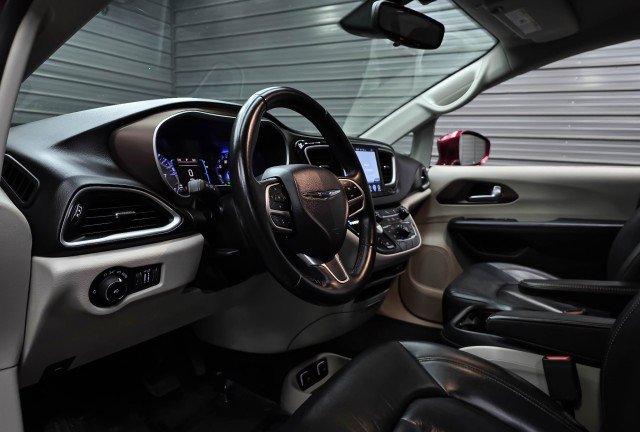 Used 2017 Chrysler Pacifica Touring-L FWD image 13