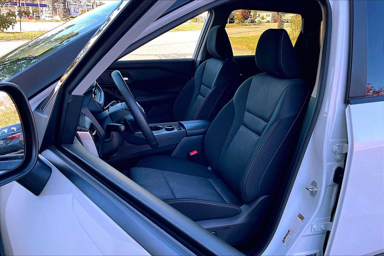 Used 2025 Nissan Rogue SV image 8