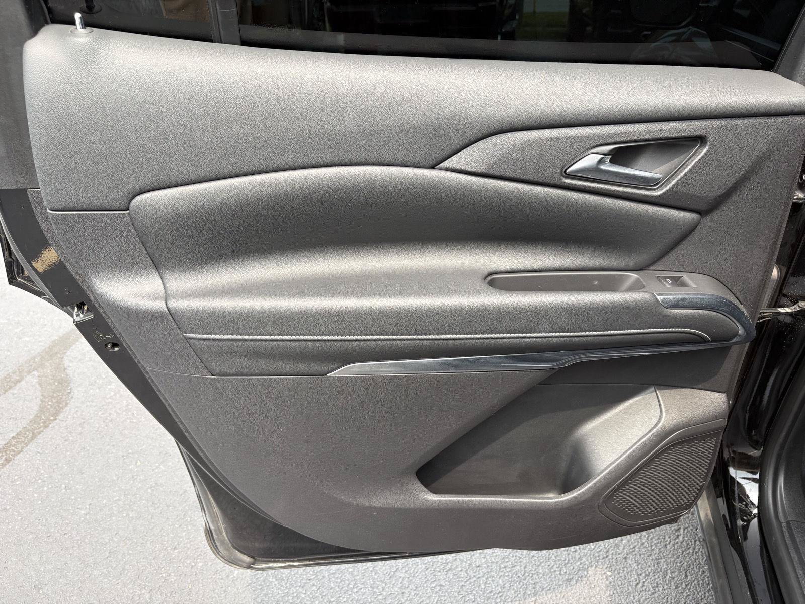 Used 2025 Chevrolet Traverse LT FWD image 13