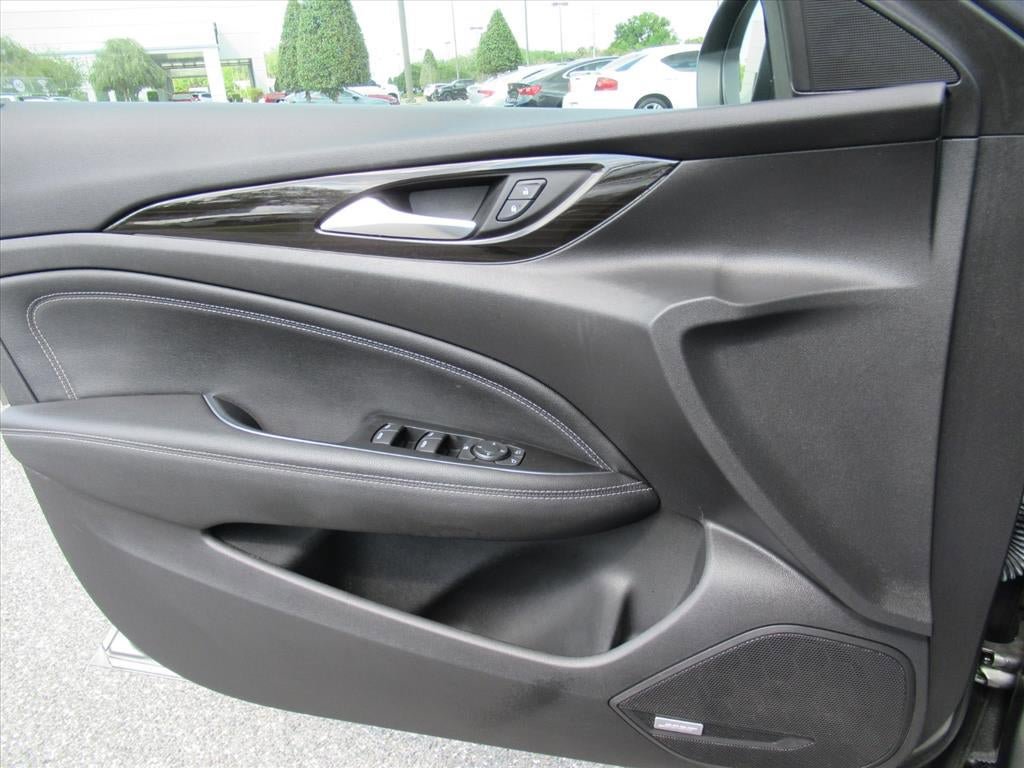 Used 2018 Buick Regal Essence w/ Driver Confidence Package #1 FWD image 19