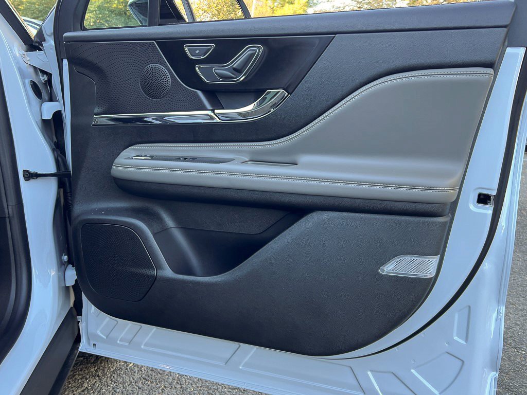 New 2026 Lincoln Corsair Reserve w/ Jet Appearance Package image 6
