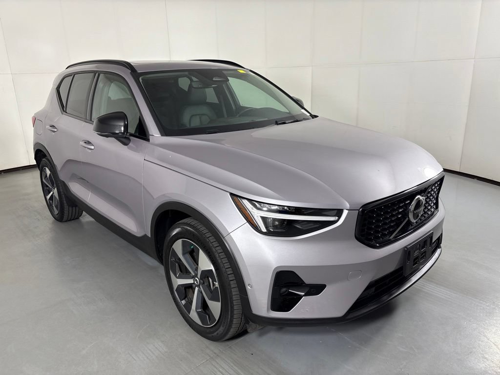 Used 2026 Volvo XC40 B5 Plus AWD/4WD image 2