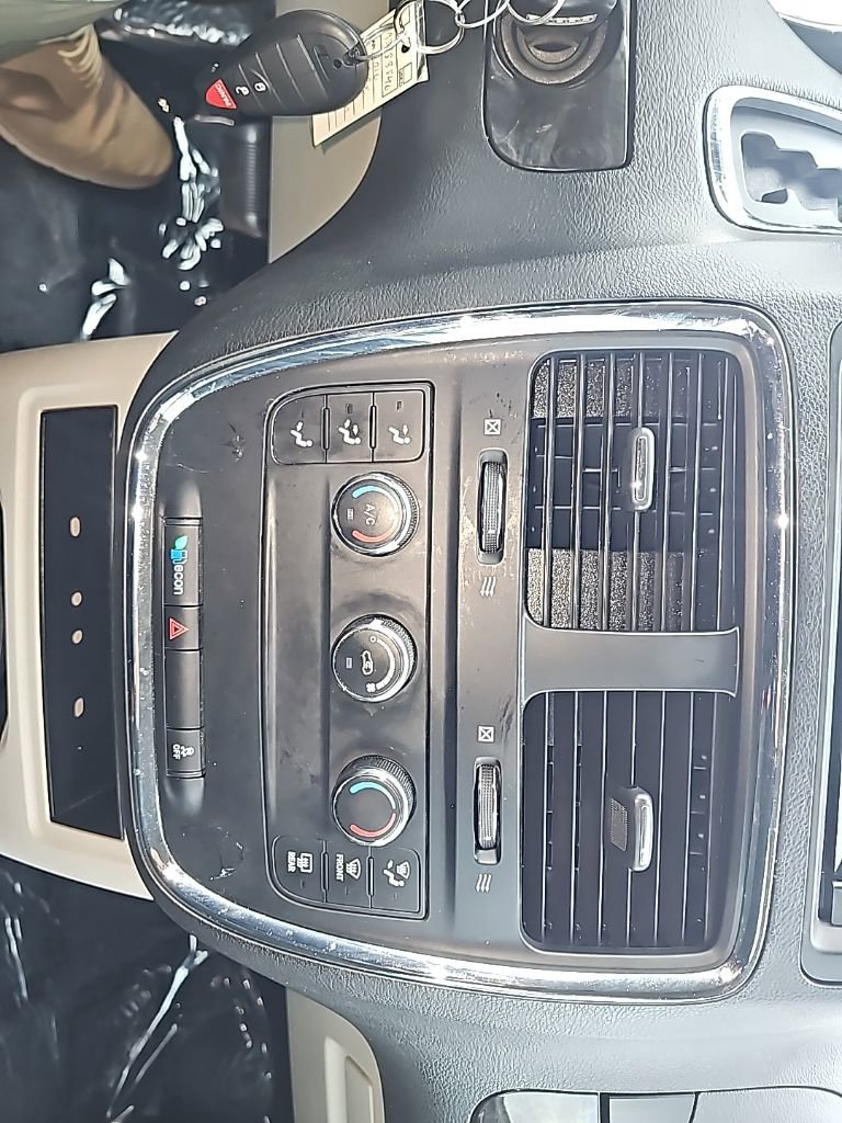 Used 2016 Dodge Grand Caravan American Value Package w/ UConnect Hands-Free Group FWD image 18