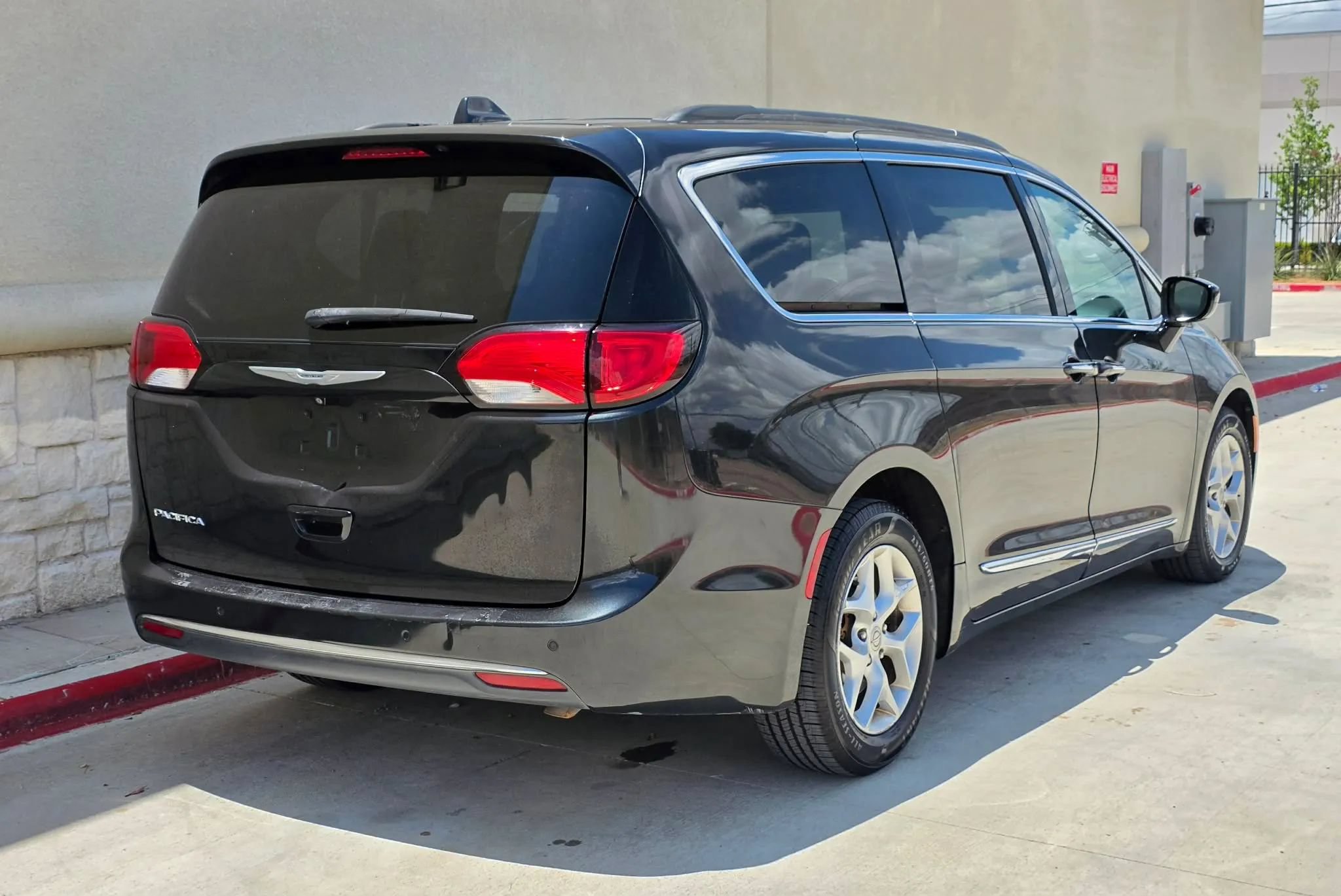 Used 2017 Chrysler Pacifica Touring-L w/ Tire & Wheel Group FWD image 3