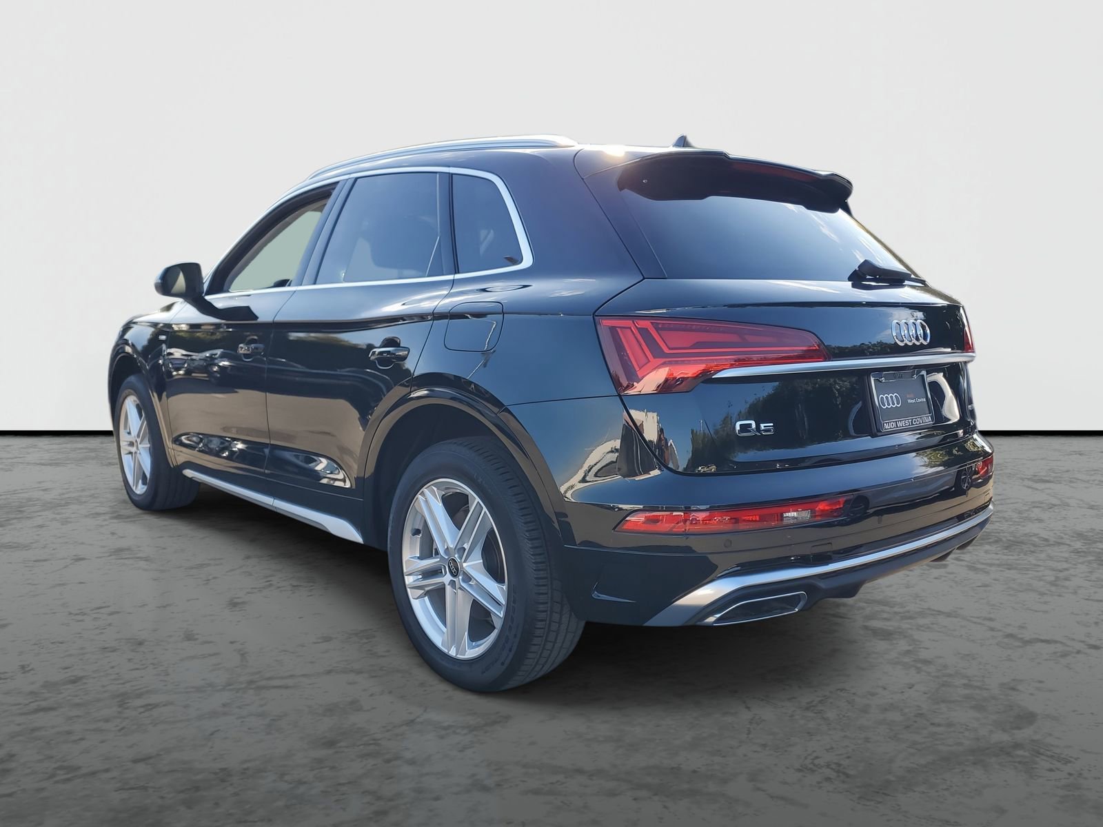 Used 2024 Audi Q5 e Premium Plus w/ Premium Plus Package image 3