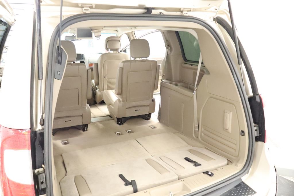 Used 2014 Chrysler Town & Country Touring FWD image 35