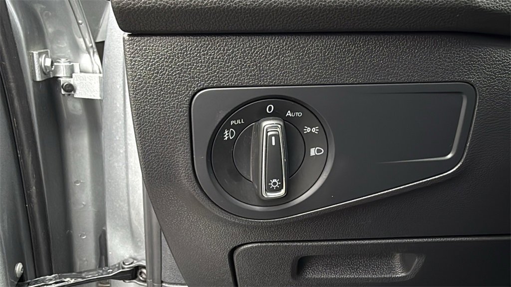 Used 2021 Volkswagen Tiguan SE R-Line image 35