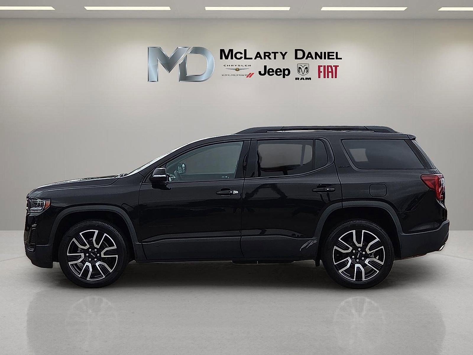 Used 2021 GMC Acadia SLE w/ Driver Convenience Package image 3