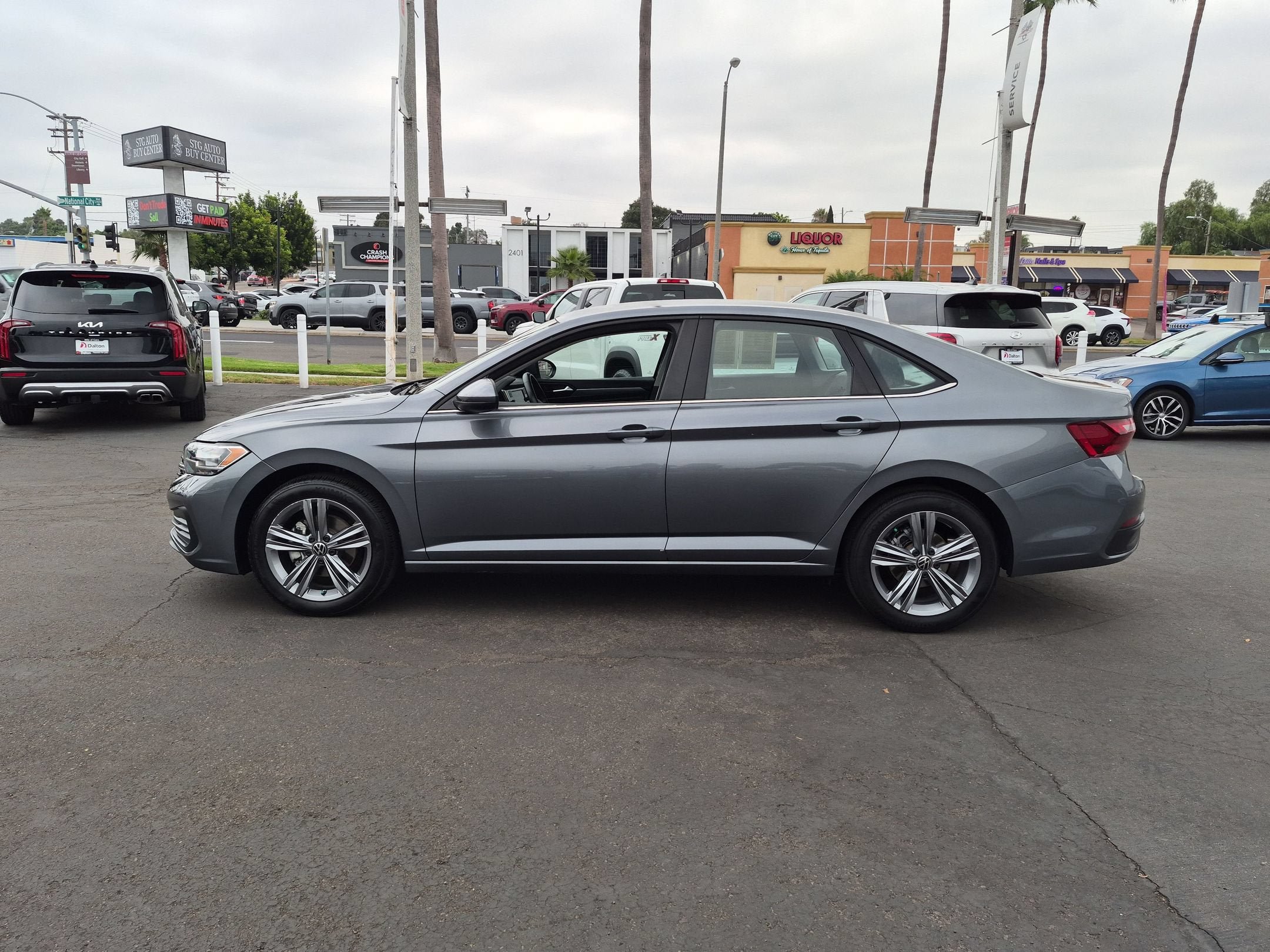 Used 2024 Volkswagen Jetta SE FWD image 4