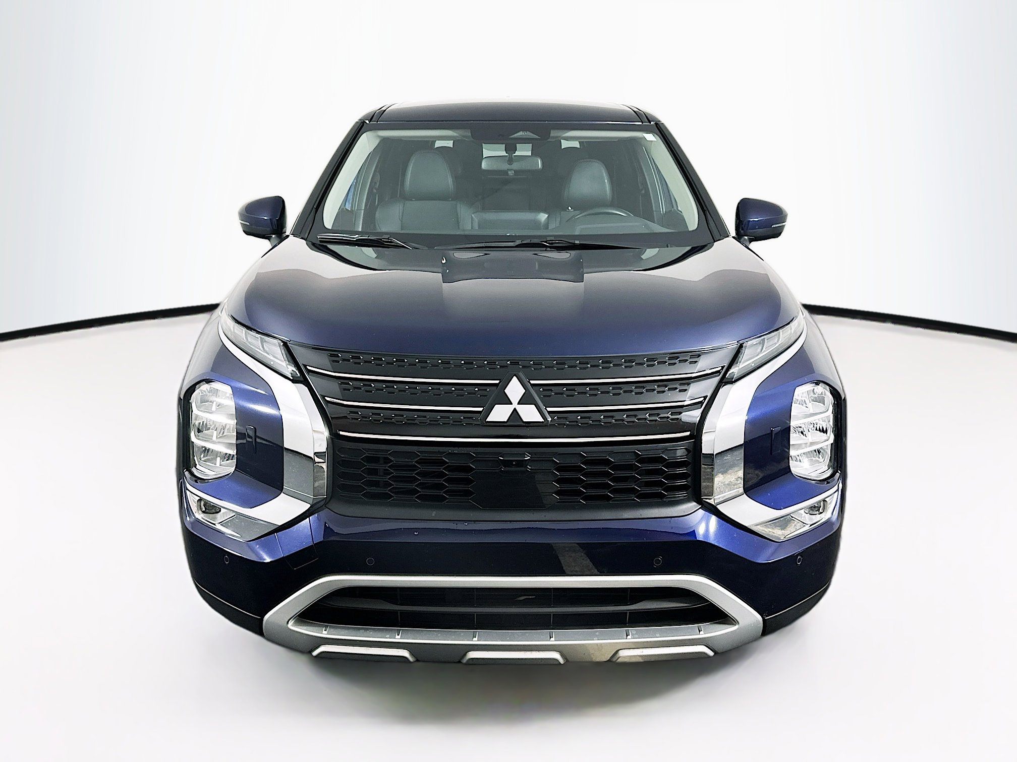 Used 2024 Mitsubishi Outlander SE image 2