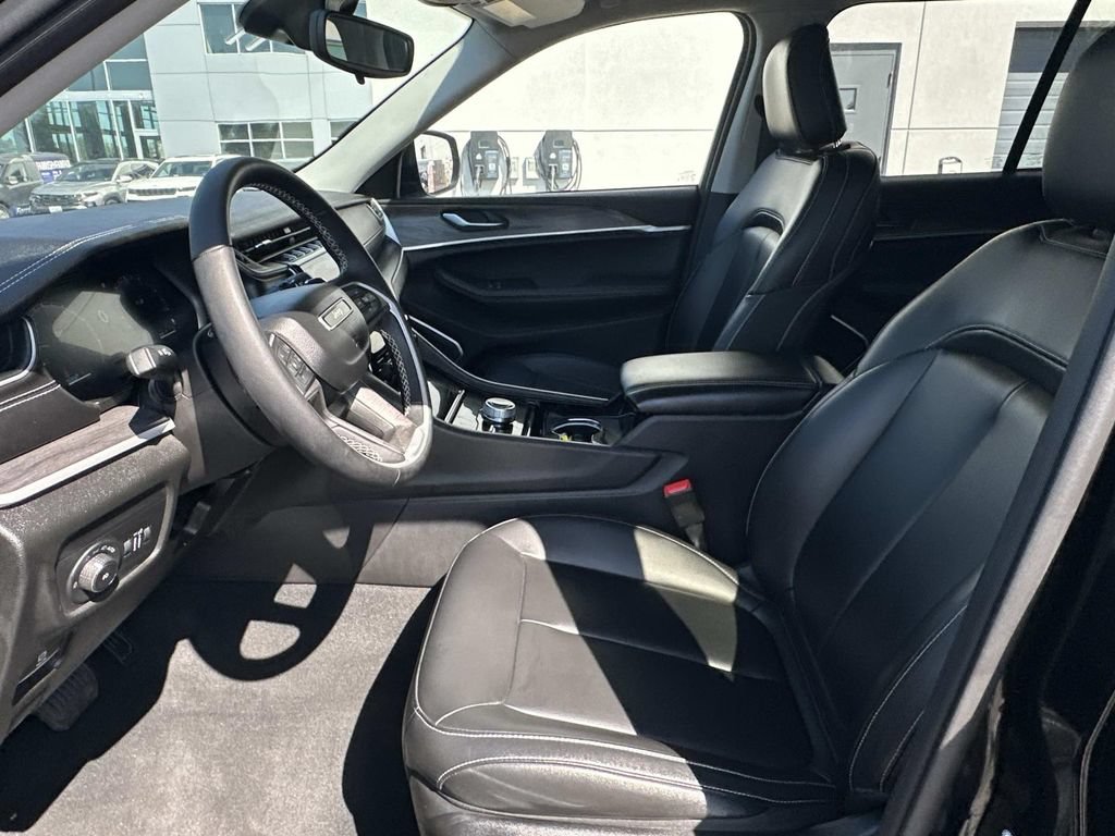 Used 2023 Jeep Grand Cherokee Limited AWD/4WD image 17