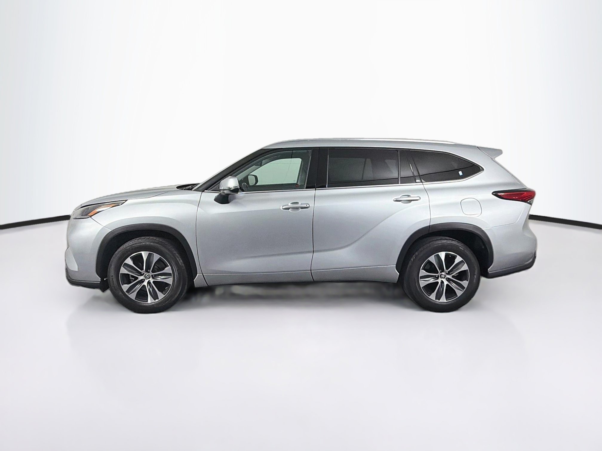 Used 2021 Toyota Highlander XLE FWD image 4