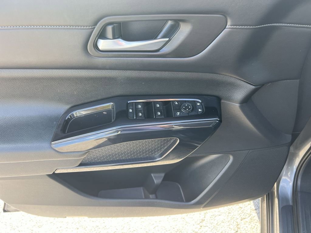Used 2022 Nissan Pathfinder S AWD/4WD image 22