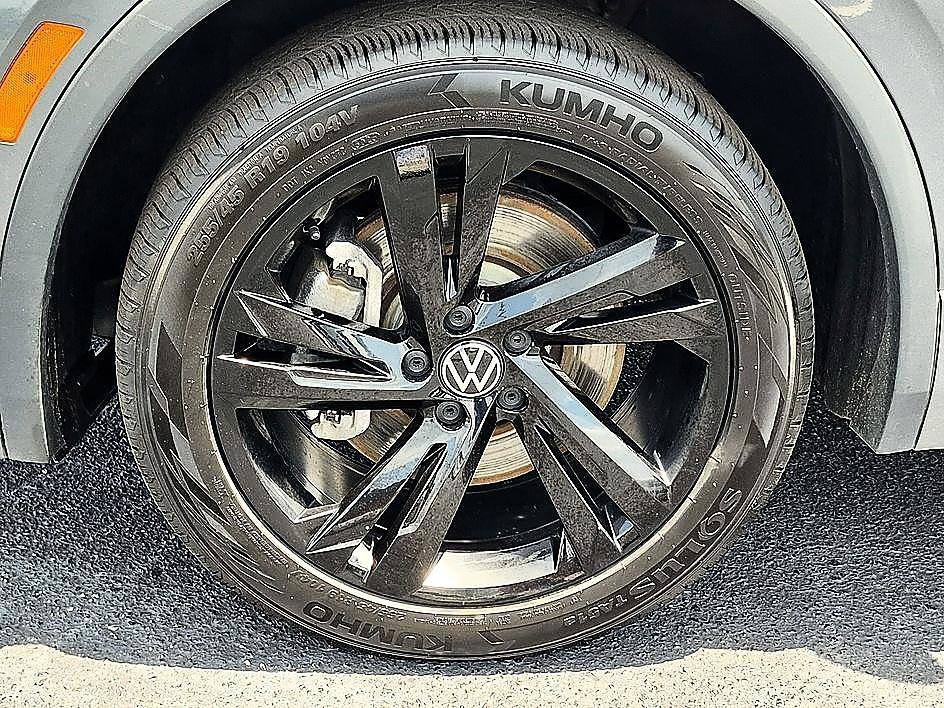 Used 2023 Volkswagen Tiguan SE R-Line FWD image 10