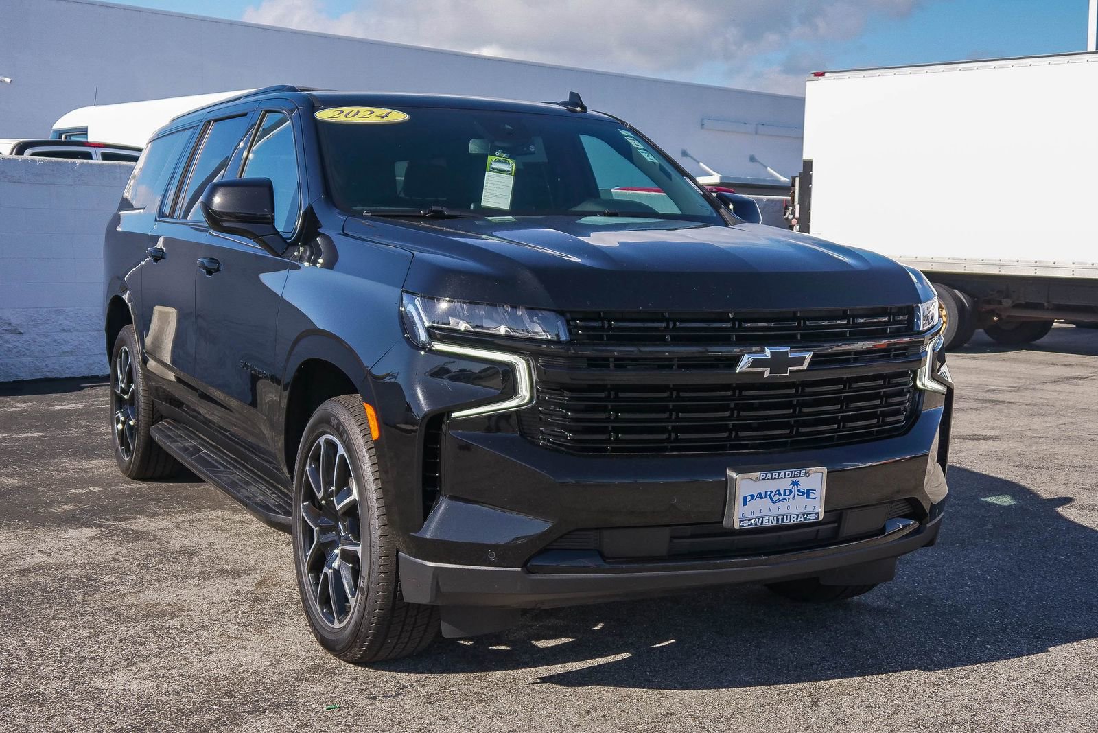 Used 2024 Chevrolet Suburban RST RWD image 3