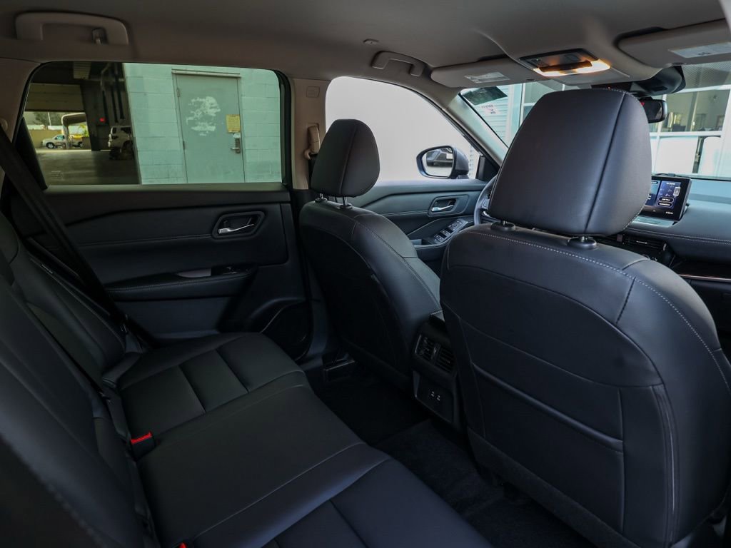 Used 2025 Nissan Rogue SL image 17