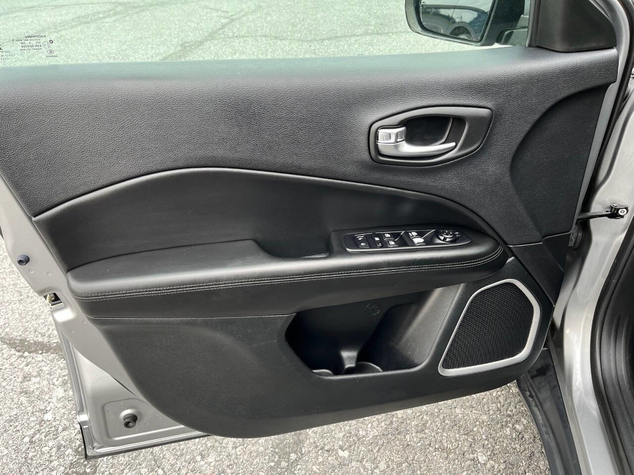 Used 2019 Jeep Compass Latitude image 33