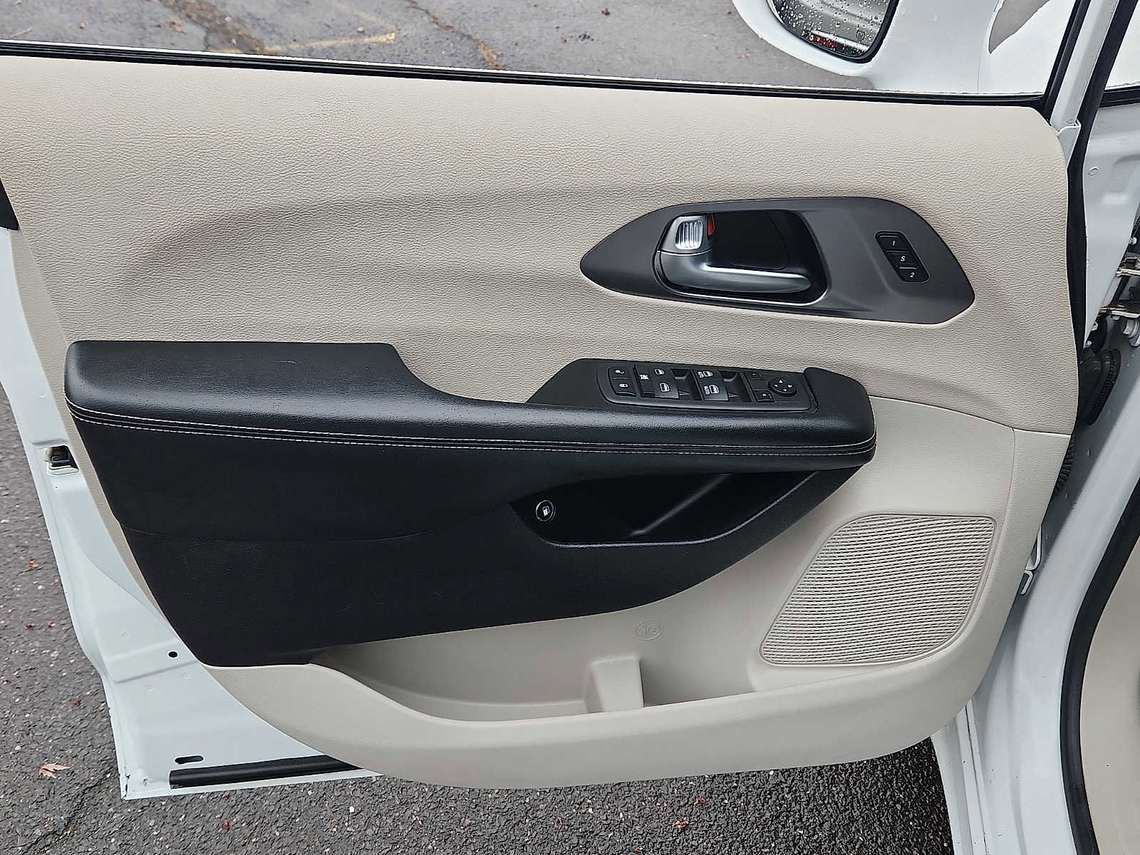 Used 2022 Chrysler Pacifica Touring-L image 12