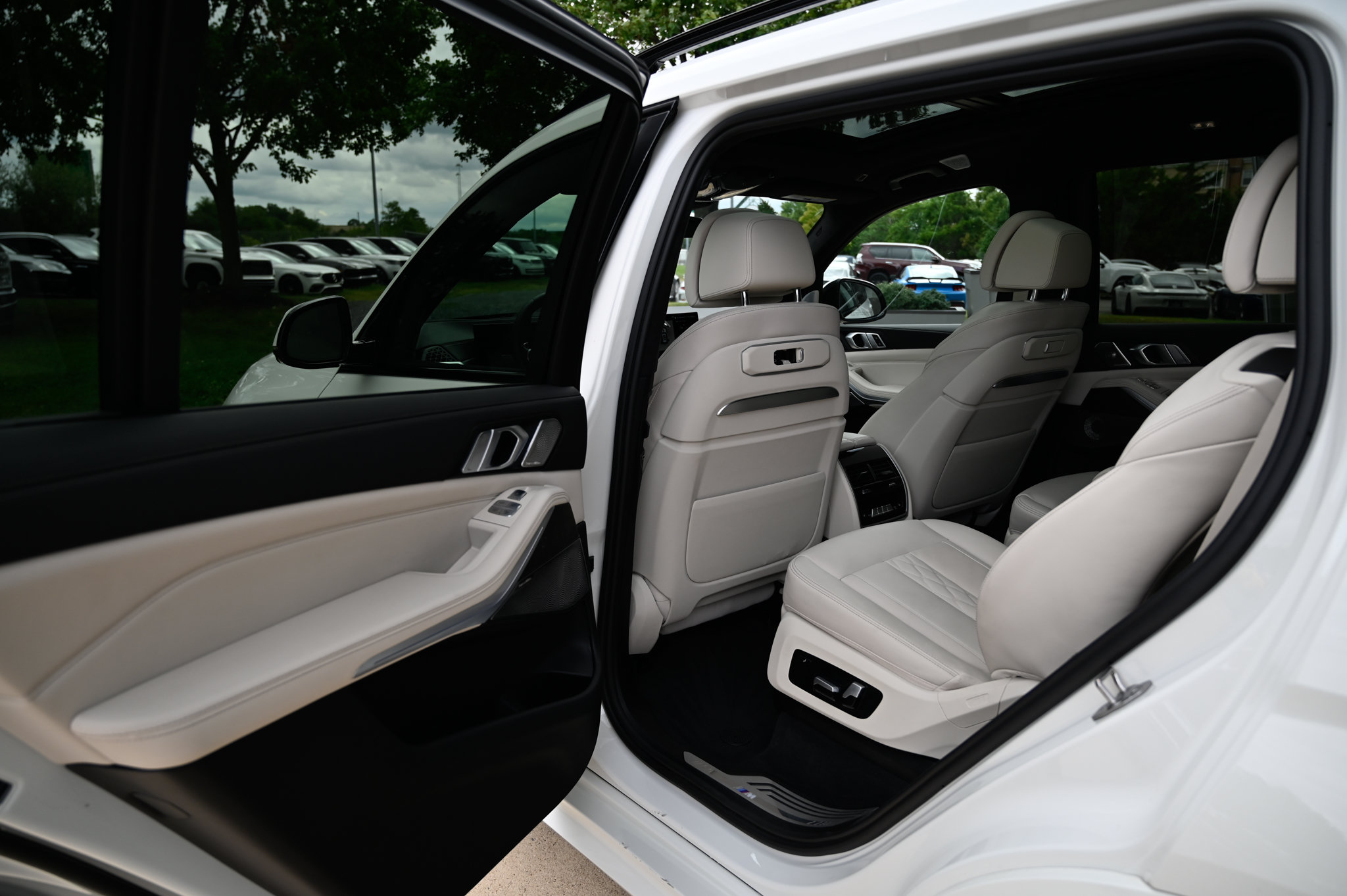 Used 2023 BMW X7 xDrive40i w/ Executive Package AWD/4WD image 34