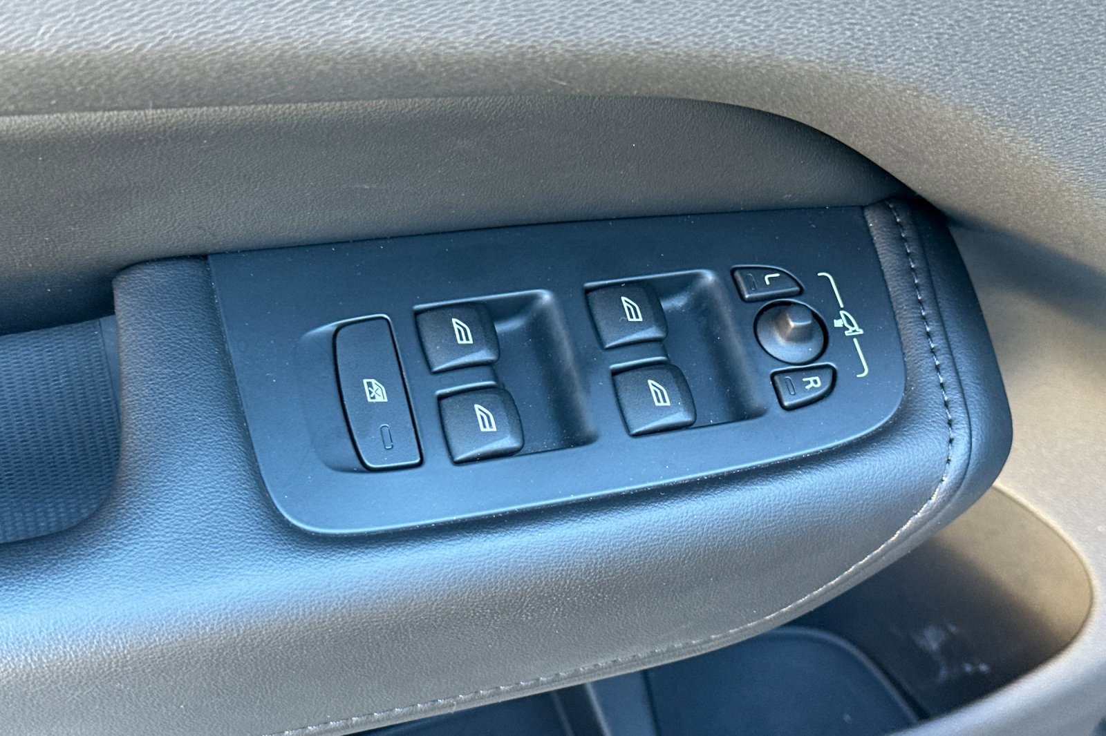 Certified 2025 Volvo XC60 B5 Core image 13