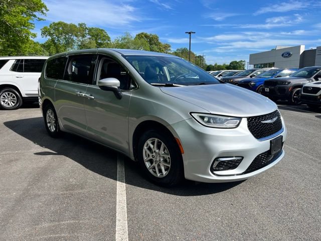 Used 2023 Chrysler Pacifica Touring-L FWD image 4