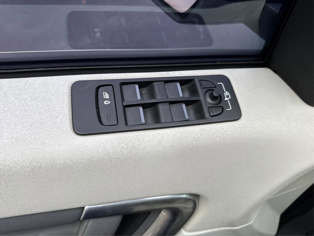 Used 2017 Land Rover Discovery Sport SE image 32