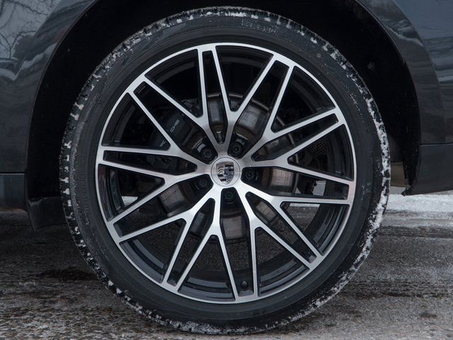 Certified 2025 Porsche Macan image 13