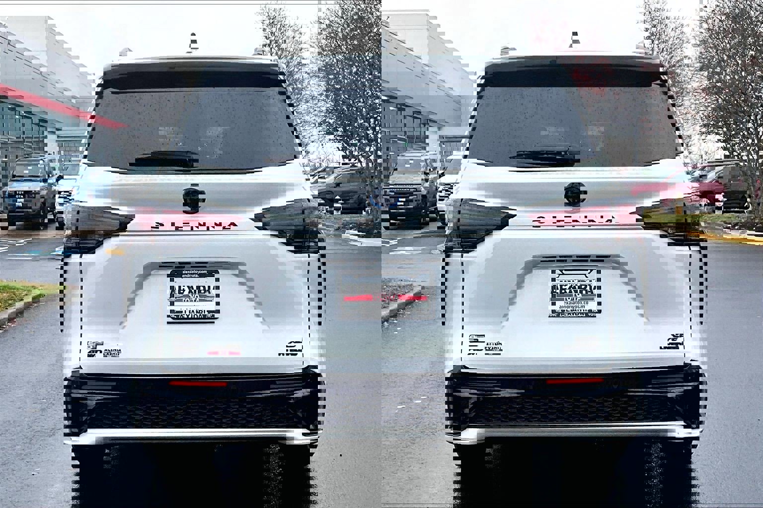 Used 2023 Toyota Sienna XSE image 4