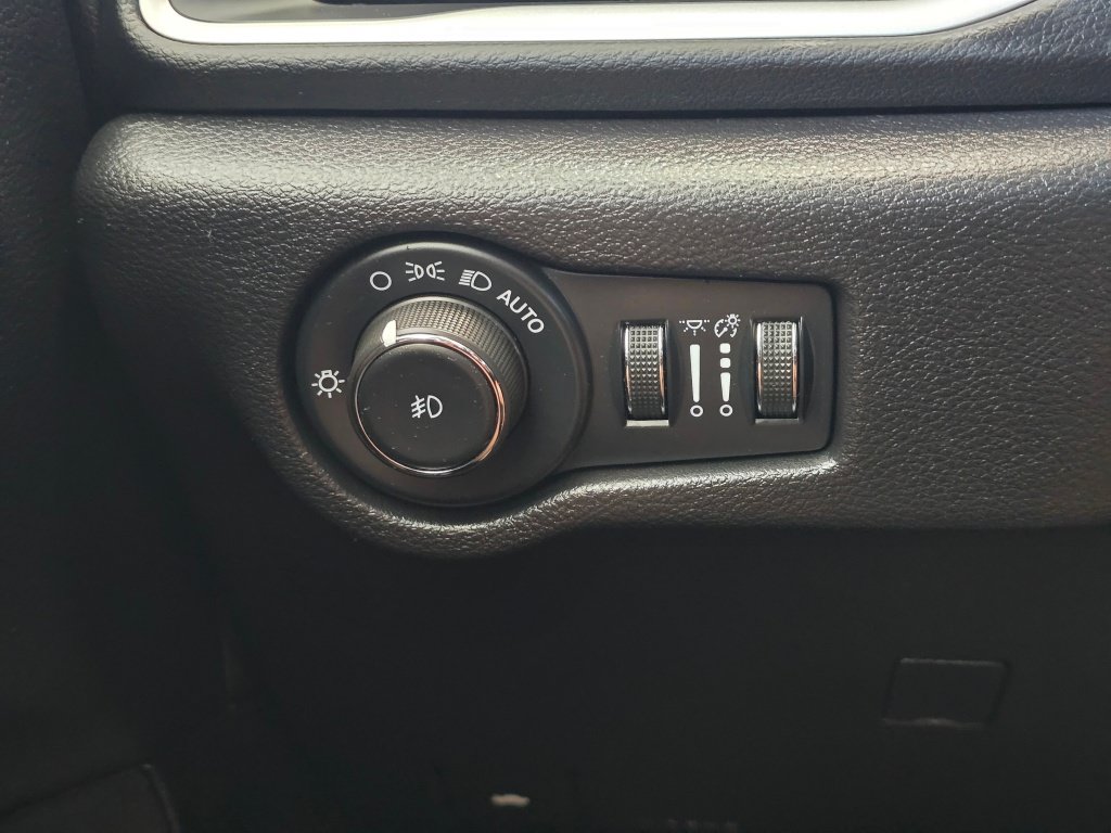 Used 2025 Chrysler Pacifica Select FWD image 23