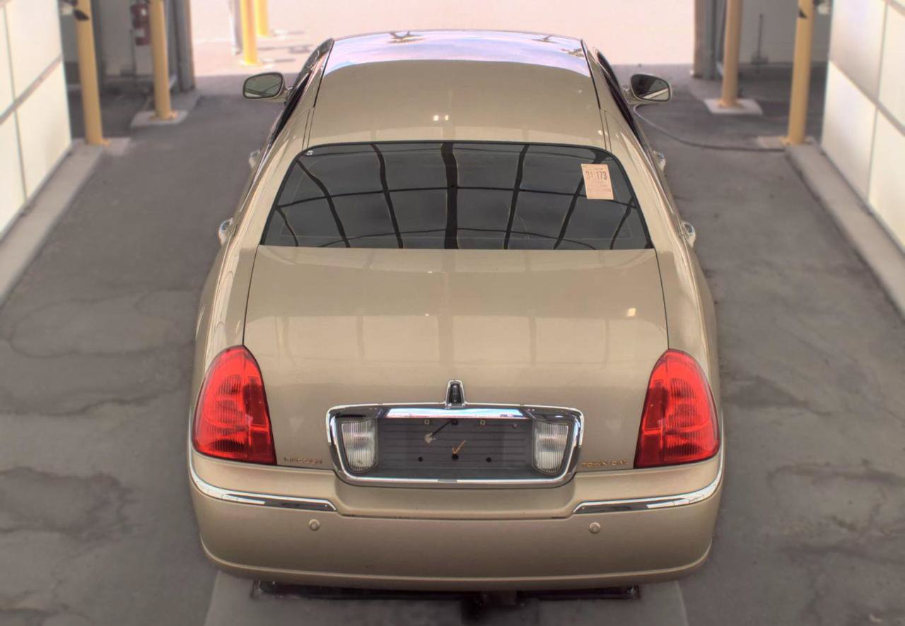 Used 2004 Lincoln Town Car Signature RWD image 5