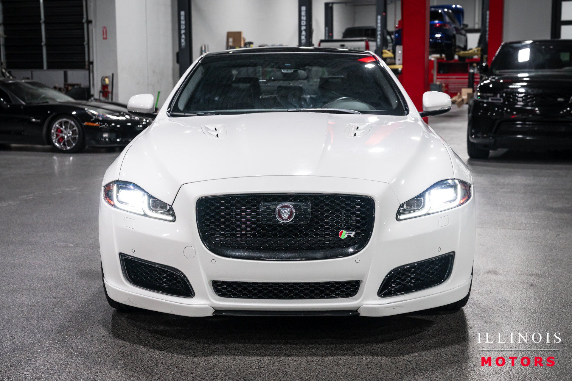 Used 2017 Jaguar XJ R RWD image 8