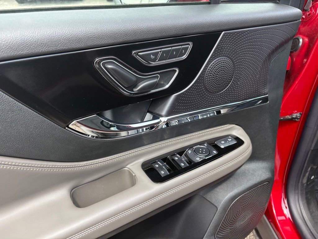 New 2025 Lincoln Corsair Reserve w/ Jet Appearance Package image 13