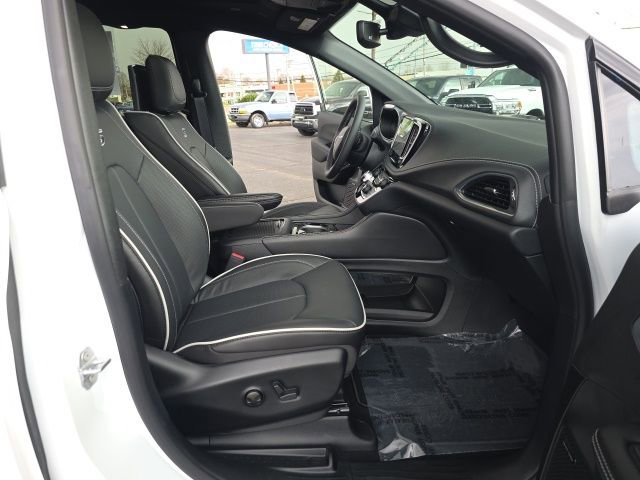 Used 2026 Chrysler Pacifica Premium image 41