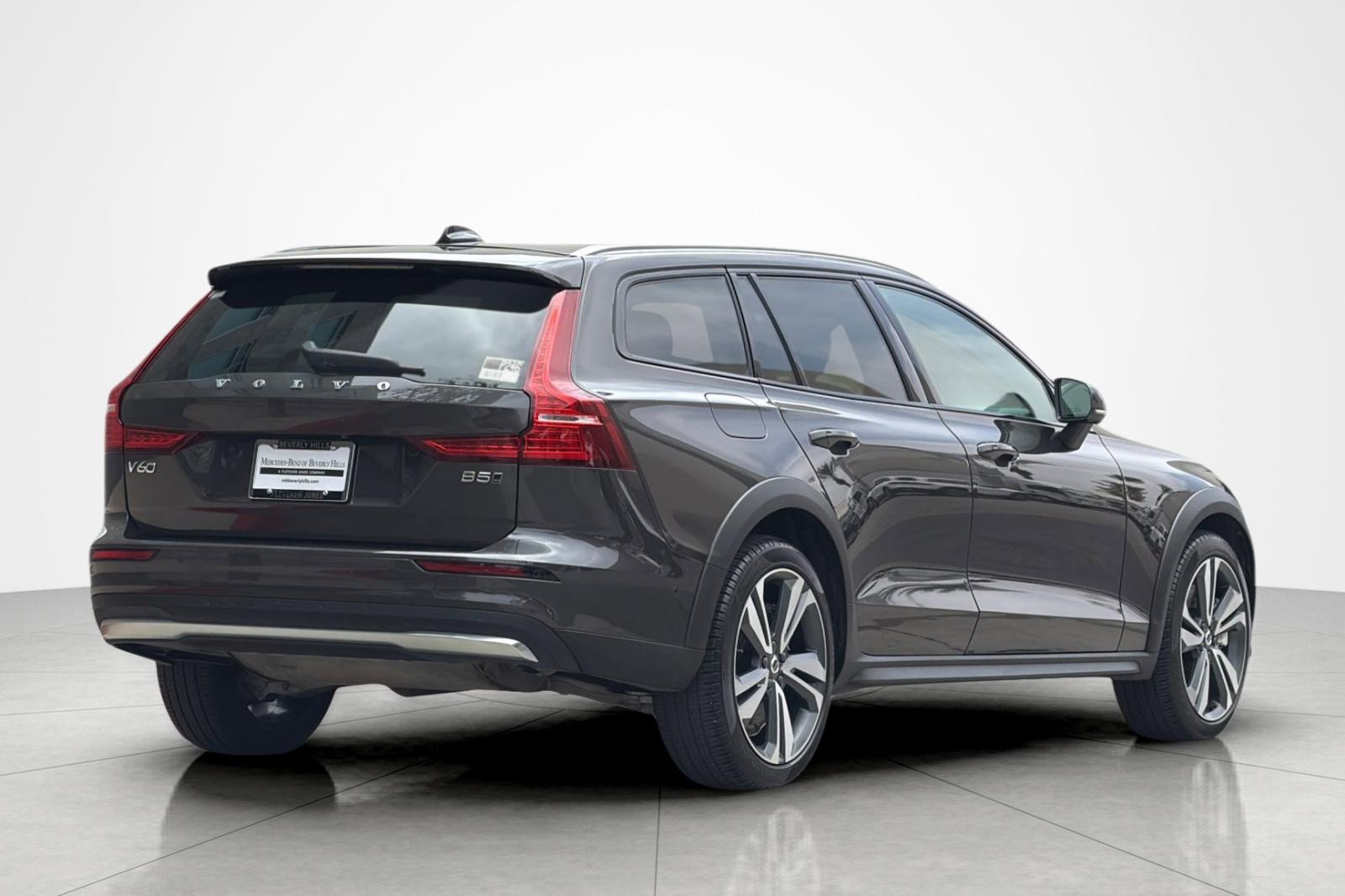 Used 2025 Volvo V60 B5 Cross Country Plus AWD/4WD image 5